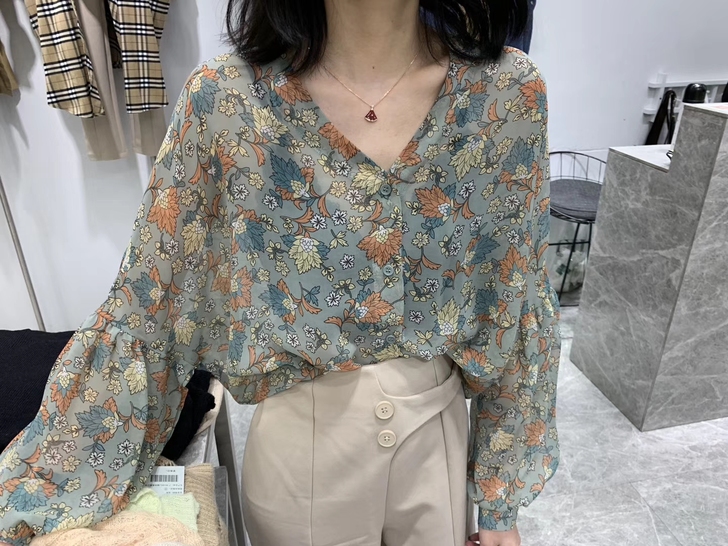 2019 春夏新款韩版宽松V领碎花洋气雪纺...