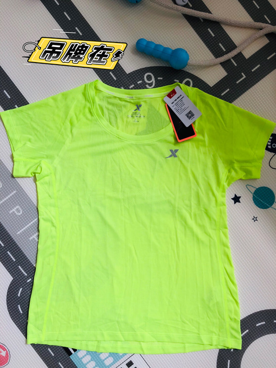 特步清仓全新正品女子速干跑步运动T恤 有吊...
