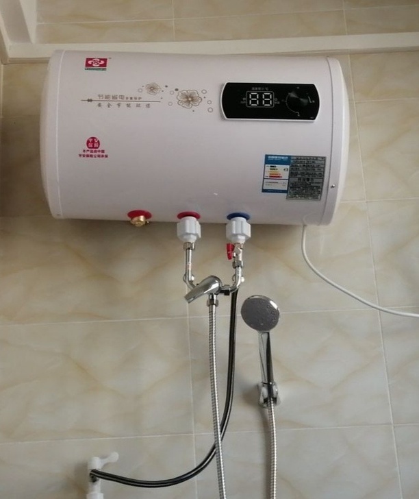 全新 热水器，当时买了两个，安装了一个