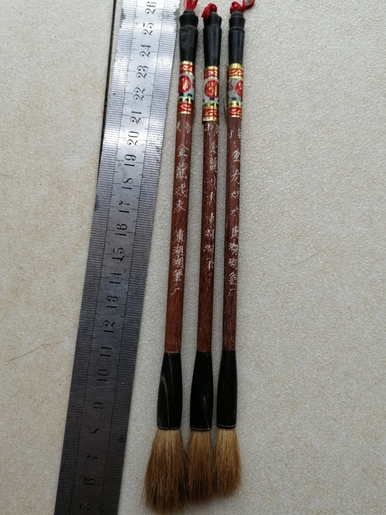 老毛笔一套，是狼毫和猪鬃，有点瑕疵，追求完...