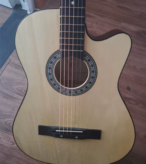 吉他，有瑕疵，介意的勿扰。初学者可以用来练...