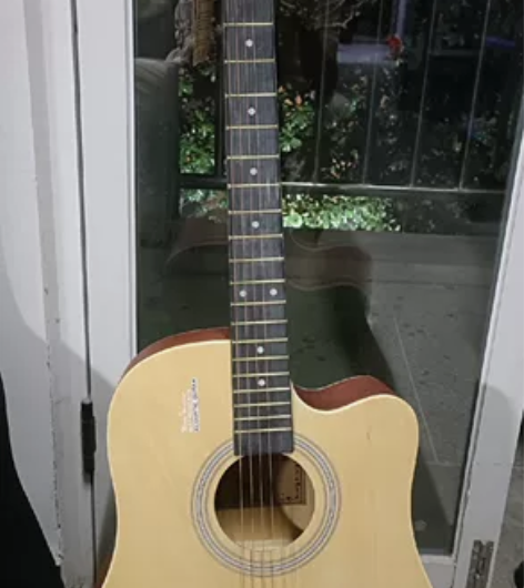 家里有一把吉他，这是学校闲置的 几乎全新，...