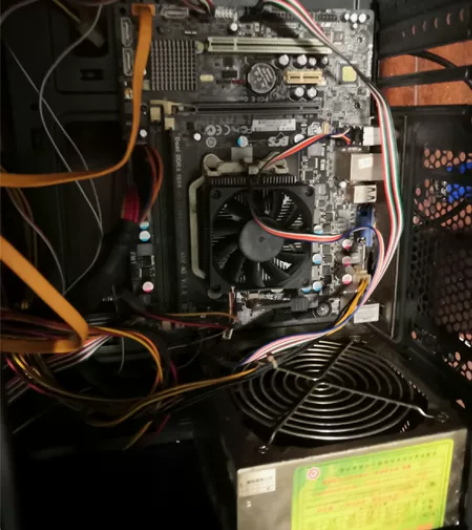 正常使用的电脑，突然显示器点不亮了，内存、...