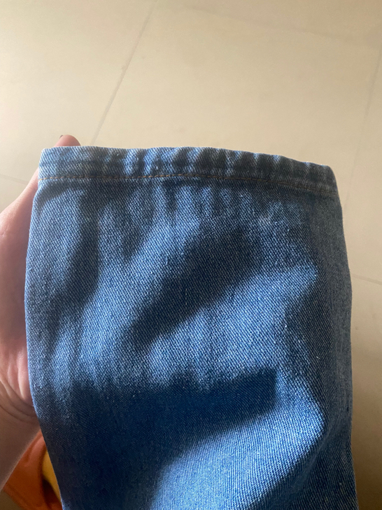 经典破洞牛仔裤。
