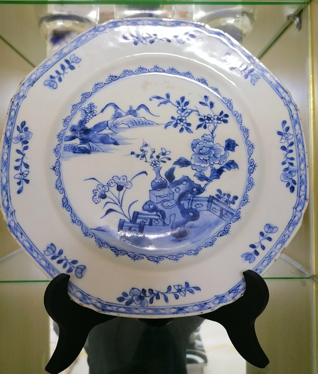清代雍乾时期青花八角盘，绘有峰峦、花草、湖...