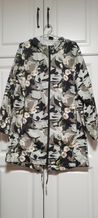 特步中长款防晒服，从实体店购入，三百多，质...