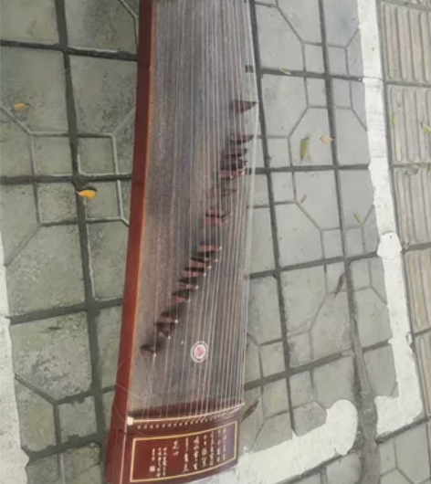 玥韵古筝 断了两根弦 琴马只有17个了。 ...