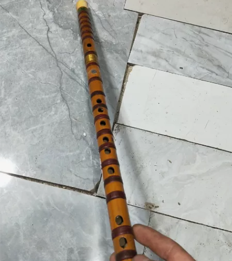 乡下收货，收到一个笛子品相挺好，请仔细看图...