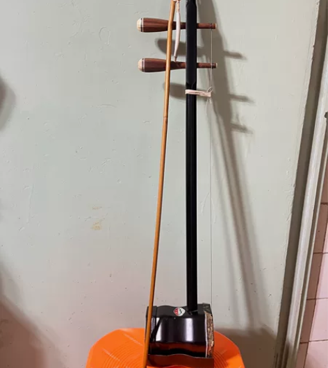 二胡，灵岩9832。香红木，品相如图 感兴...