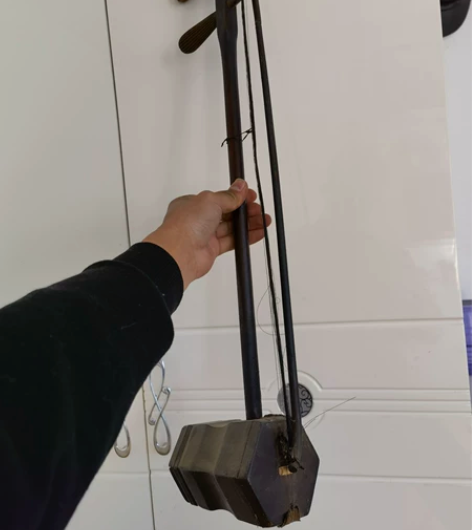 家里老太爷留下来的,二胡紫檀木,在爷爷家墙...