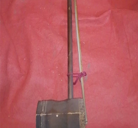 孔雀牌老二胡。天津民族乐器厂岀品，缺一轴头...