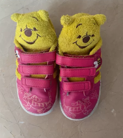 阿迪达斯女童运动鞋 迪士尼合作款，鞋舌维尼...