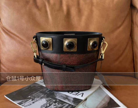 杨幂同款小众品牌佩斯利图案复古小号水桶包单...