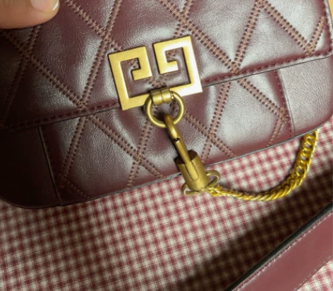 背包      小号背包，金属链条轻微氧化...