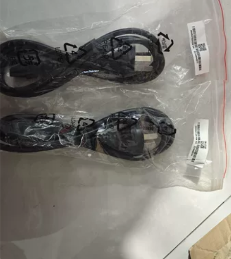 电源线，都是全新的，没有打开包装，电脑屏幕...
