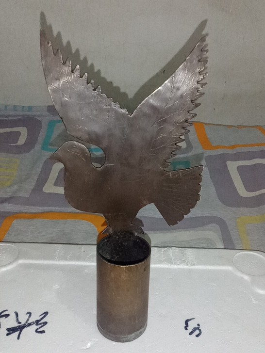 旦壳笔筒，和平鸽造型。老的铜笔筒，造型美观...