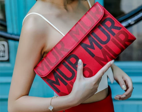 冰冰家 字母潮手拿包女士手包锁扣大容量简…...