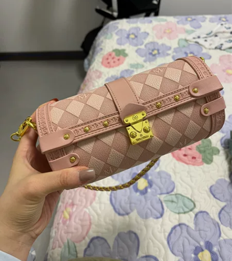 女士单肩斜挎圆桶包 在抖音直播间买的 质量...