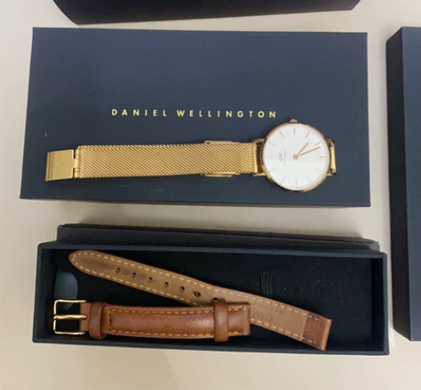 DW手表，加一只皮表带，有佩戴痕迹 购于专...