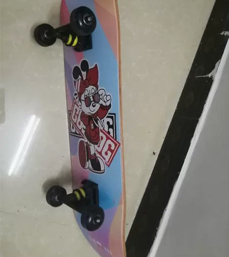 新手滑板，买来就玩过两次，真的不会玩，还摔...