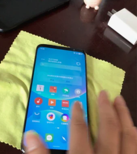 魅族16th 配置8g+128g。屏幕完美...