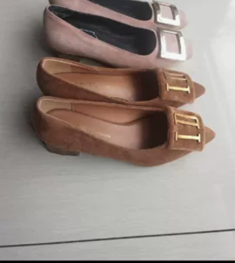 出粉色磨砂皮单鞋一双(棕色已出),几乎全新...