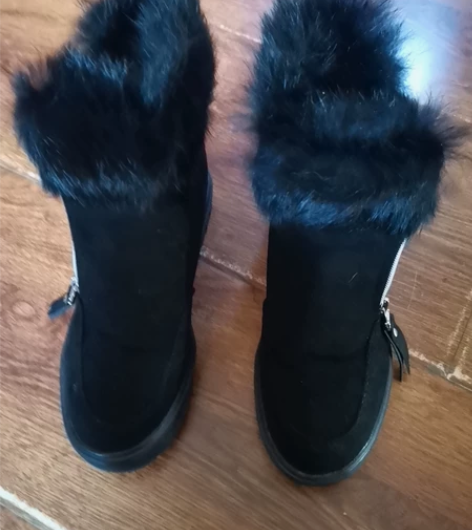 转让一双女黑色绒面带绒里的内增高鞋就穿了一...