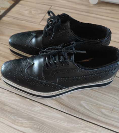 同款布洛克皮鞋，应该也算半个厚底鞋了，这个...