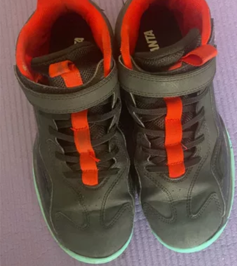 安踏儿童篮球鞋,39码。新旧如图,两鞋头有...