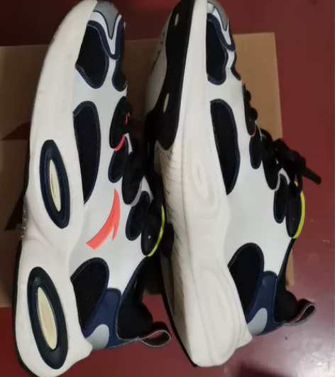 安踏男跑鞋，9成新 正品，41码