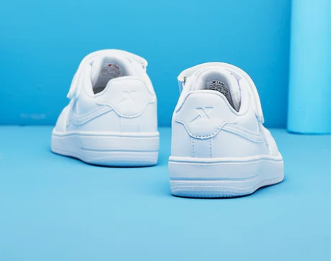 特步童鞋儿童小白鞋男童板鞋春秋款滑板鞋白色...