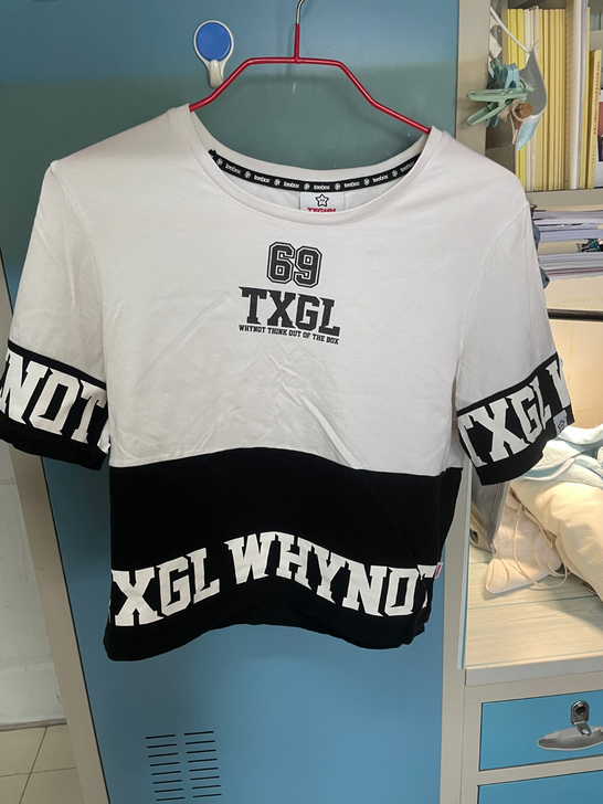 特步  短款半袖 女款 l码