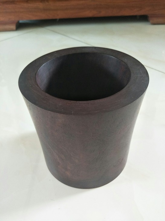 紫檀笔筒紫檀笔筒做工精致，直径15.7公分...