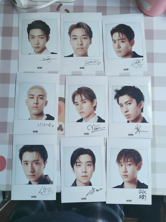 出into1费加罗男士b版明信片