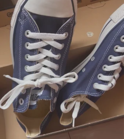 匡威经典款牛仔蓝帆布鞋。 感兴趣的话点“我...