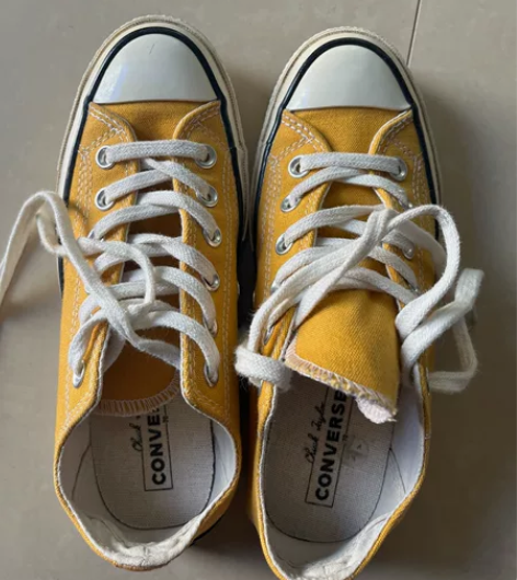 匡威低帮黄色 当时买的时候被炒的价格挺高的...
