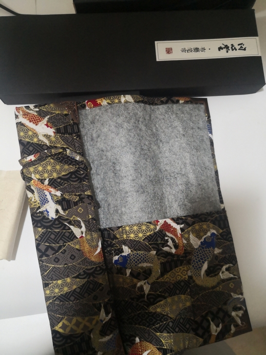 宫廷布艺笔帘，这种笔帘内含毛毡的价格会比普...