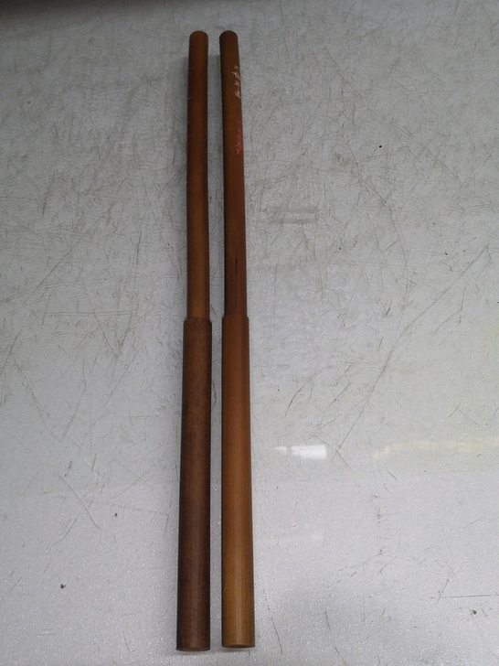 老毛笔两支，纯竹子的，没用过，笔毛有被虫交...