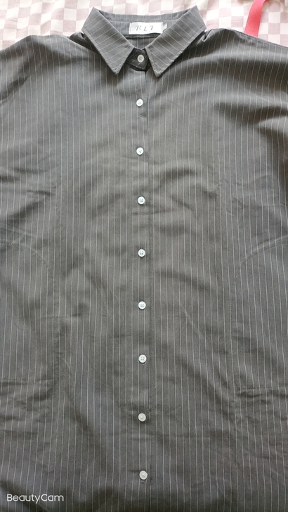 出手一件长款衬衫，深灰色，料子很厚很有型，...