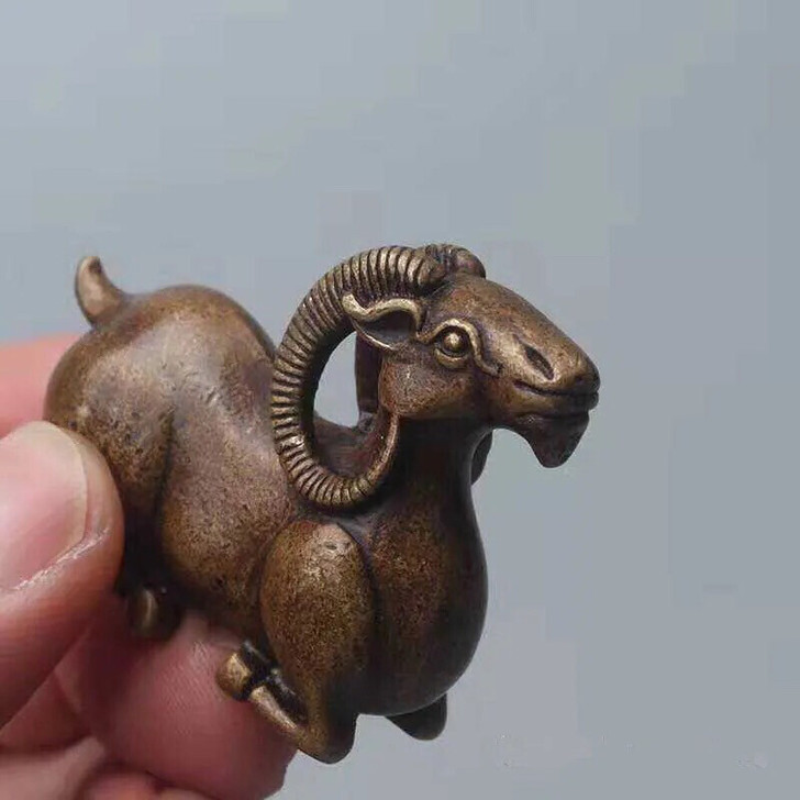 出售一个闲置的纯铜山羊造型摆件，可以做毛笔...