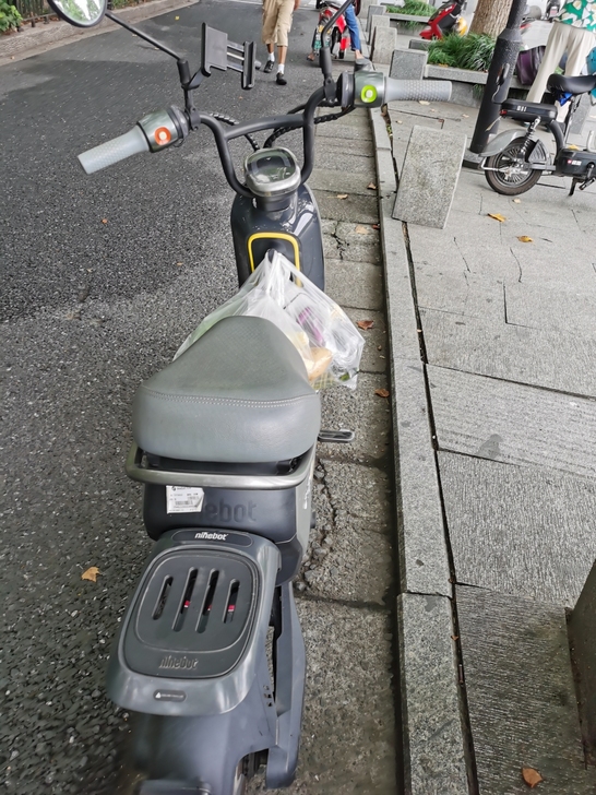 九号电动车C80，最高速度有55，满把骑续...