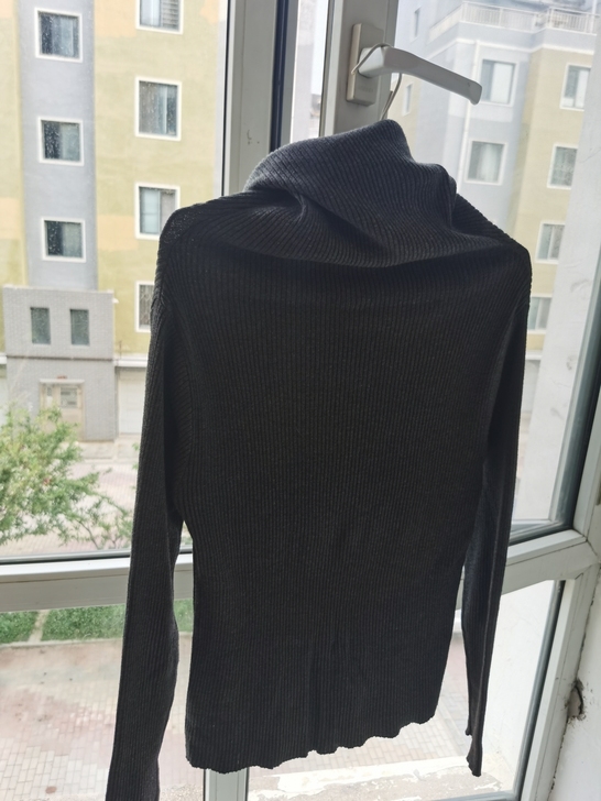 灰色高领针织衫