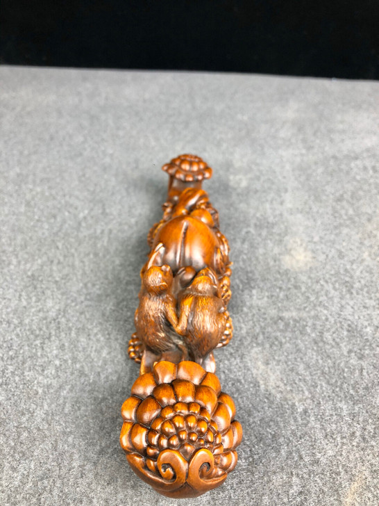 黄杨木毛笔架，雕刻如意猴子献寿，木质坚实细...