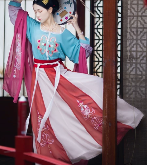 退坑出汉服，这些汉服全部是正，大部分是汉尚...
