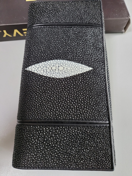 全新 珍珠鱼皮 钱包