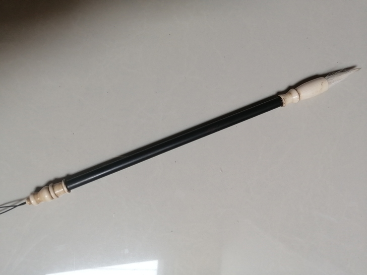 老毛笔一个，杆是紫檀的，帽和头老骨头的！闲...