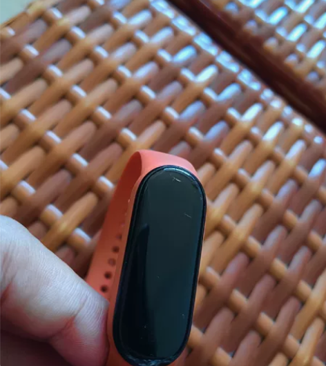 小米手环5 用了半年，不想带了 屏幕划痕有