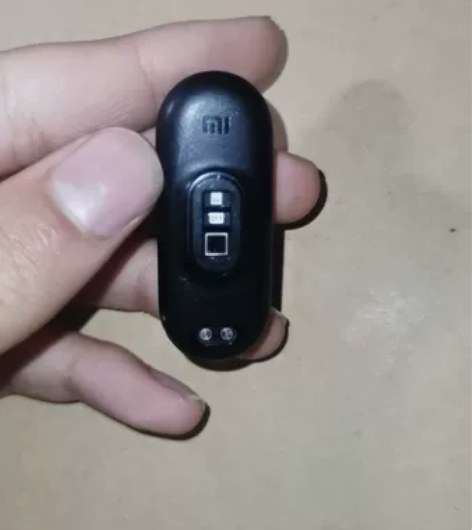 小米手环6nfc版屏幕有个裂缝，显示正常，...