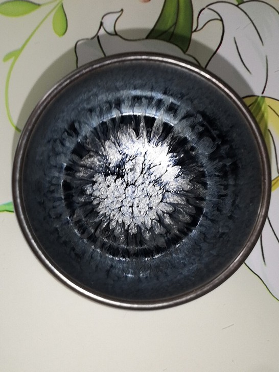 菊花手握建盏