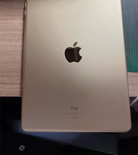 Ipad（第五代） 使用度很好  边角有磕...